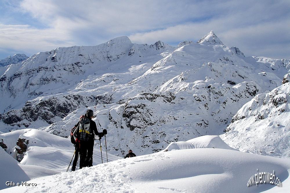 13 Sullo sfondo Cima Pradella.jpg